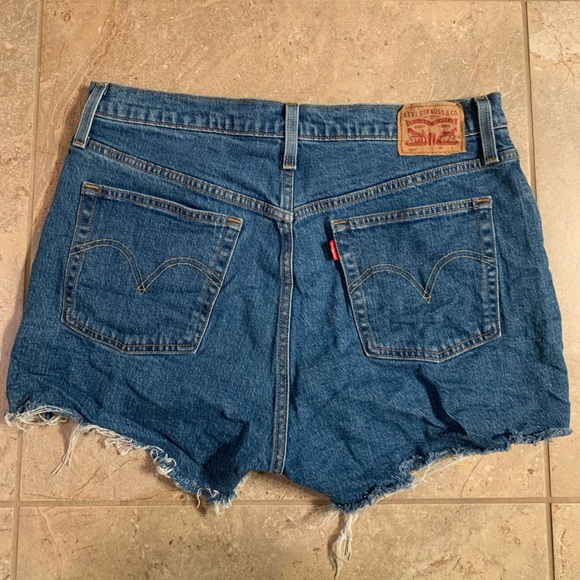 Levi’s Women’s 501 Original Shorts in Jive Stone Medium Blue Wash Denim Size 33 - Picture 3 of 11